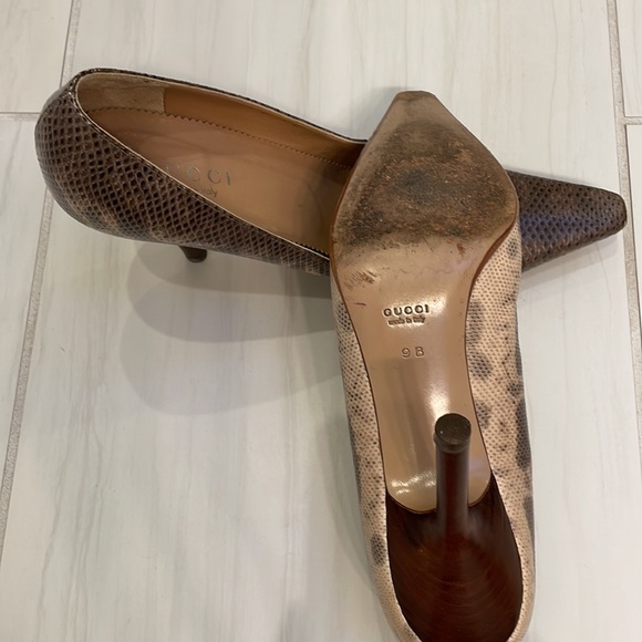 Gucci snakeskin pumps. Pointed toe, python snakeskin, 4 inch heal. Size 9B - Picture 3 of 8